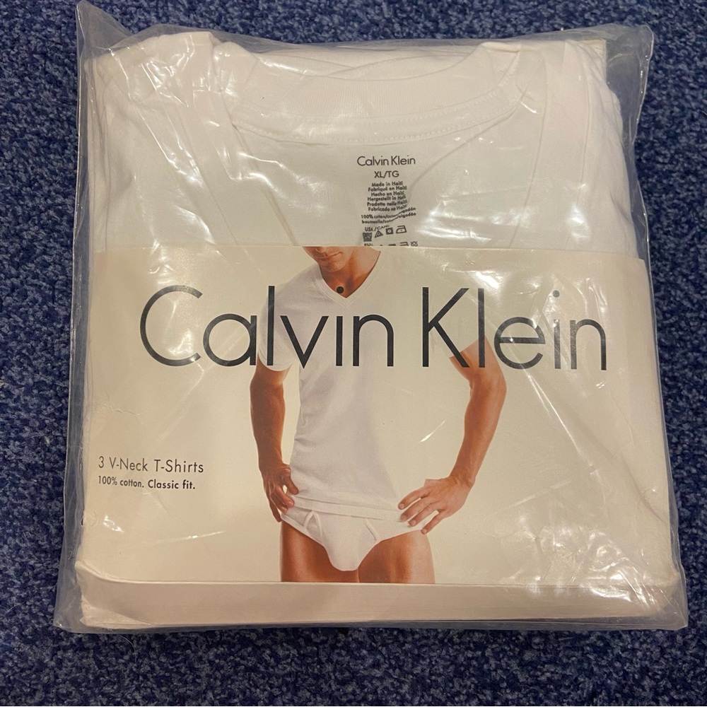 Men’s Size XL White V-Neck T-Shirts Calvin Klein pack of 3 NWT
